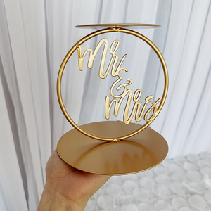 Vàng vòng bánh tách Mr & Mrs bánh hiển thị đứng bàn bảng trung tâm cho đám cưới kỷ niệm bánh bên đạo cụ - Product Image 1