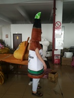 Fabricant professionnel de costumes de mascotte en peluche personnalisés pour adultes, en forme de bouteille de bière, pour Noël, OEM et ODM disponibles