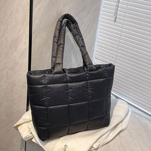 Bolso Tote de Gran Capacidad para Mujer, Versión Coreana 2025, Bolso de Mano Acolchado Suave de Invierno con Función de Abrigo, Bolso de Compras Premium - Product Image 2