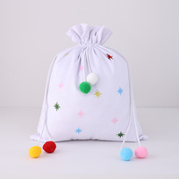 Adorable sac à cordon de serrage avec motif d'étoiles multicolores, parfait pour contenir des cadeaux de Noël, des bonbons et des jouets.