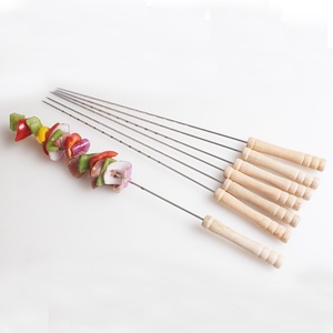Ensemble de 12 brochettes en fer chromé durables pour barbecue au charbon de bois, idéales pour les kebabs plats haut de gamme avec longues poignées en bois - Product Image 3