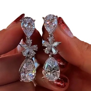 Orecchini Pendenti Floreali Creativi a Goccia per Donne, Eleganti e Scintillanti per Feste e Uso Quotidiano - Product Image 1