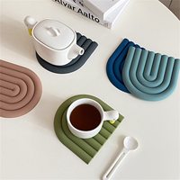 Vente en gros Tapis isolant antidérapant pour cuisine style moderne Porte-pot en silicone résistant à la chaleur Vaisselle de table Napperon Sous-verre