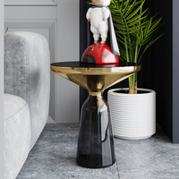 Table d'appoint moderne pour salon, design créatif avec plateau en dalle et base en acier inoxydable et verre coloré, pour la décoration intérieure et les moments de détente.