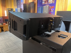 Haut-parleur actif professionnel 1:1 HDL50-A 4K double 12 pouces 1800W avec driver néodyme et boîtier en bois pour usage extérieur - Product Image 3