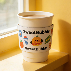 Manicotto per bicchieri in carta patinata ondulata personalizzato per bubble tea e bevande da asporto, anti-calore, con impugnatura, per ordini all'ingrosso - Product Image 4