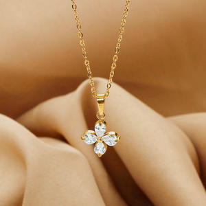 Venta al por mayor verano moda Acero inoxidable mariposa titanio acero collar circón nicho pétalo clavícula cadena no se decolora joyería - Product Image 4