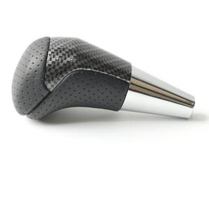 Pommeau de levier de vitesse en cuir perforé pour Toyota Highlander, accessoire d'intérieur de voiture au design ergonomique - Product Image 4