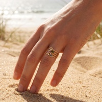 Maßgefertigter Schmuck 316L Edelstahl PVD 18K Gold Wasserdichter Bunter Ovaler CZ Seitenstein-Ring für Damen Großhandel Mode OEM ODM