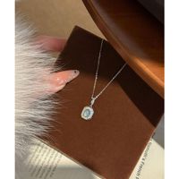 Collier en argent pur S925 avec pendentif carré en jade naturel, chaîne de clavicule géométrique élégante et tendance pour femme