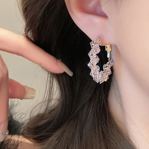 Boucles d'oreilles créoles minimalistes de style coréen en tungstène et zircon plaqué or pour femmes A1833 - Product Image 2