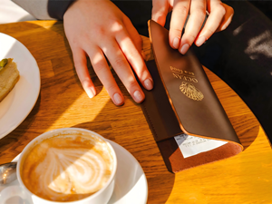 豪华可折叠皮革票据夹定制烫印压纹徽标餐厅酒馆带卡槽支票夹 - Product Image 2