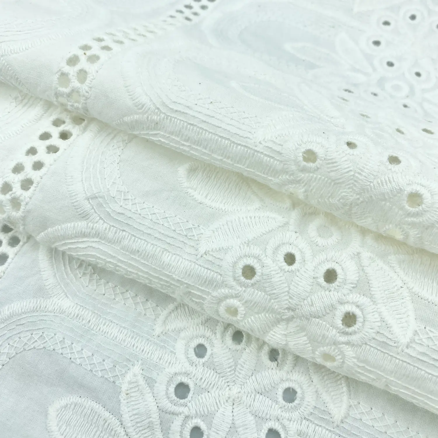 Tissu 100% coton léger et personnalisé à carreaux teints en voile blanc suisse avec broderie florale pour vêtements de nuit
