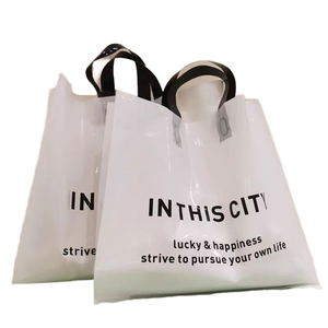 ถุงหิ้วพิมพ์โลโก้ตามสั่ง บรรจุภัณฑ์แบบใช้มือจับ เป็นมิตรกับสิ่งแวดล้อม กันน้ำ LDPE หนา 0.1 มม. ป้องกันความชื้น สำหรับใส่เสื้อผ้า รองเท้า ช้อปปิ้ง - Product Image 3