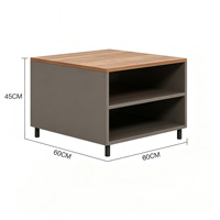 Table basse de bureau moderne avec étagères de rangement ouvertes, plateau en bois de noyer et structure noire, idéale pour les zones de réception