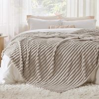 Vente chaude 100% Polyester Tricoté Jeter Lit Couverture Qualité Rayé Motif Polaire Meubles Coloré Plaine Épaissie Flanelle