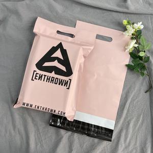 Bolsas de Envío de Poliéster Rosa Claro Mate Personalizadas - Bolsas con Asa Troquelada con Diseño de Huella de Pata e Impresión Personalizada - Product Image 5