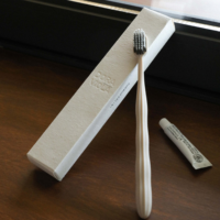 Ensemble d'articles de toilette pour hôtel en gros, emballage en boîte en papier kraft biodégradable, kit de toilette jetable, brosse à dents jetable