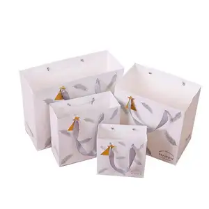 Putih Logo kustom cetak kertas kemasan perhiasan hadiah Kraft kantong kertas tas belanja dengan pegangan