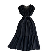 Robe midi élégante à manches courtes bouffantes, col en V, bordure en dentelle, ceinture, pois suisses et ourlet à volants pour le printemps et l'été