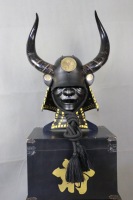 Réplique de casque de samouraï avec crête dorée en forme de flamme, coque métallique avec visière, taille adulte, pour fêtes à thème et spectacles