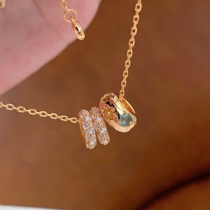Collier rétro en pierres arc-en-ciel entièrement serties de diamants, chaîne élégante pour clavicule, style artistique unisexe, bijoux plaqués or - Product Image 1
