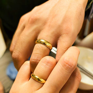 Bague de couple inspirée du Seigneur <span class=keywords><strong>des</strong></span> <span class=keywords><strong>Anneaux</strong></span>, en acier titane plaqué or véritable, gravée en écriture Tengwar, résistante au ternissement - Product Image 4