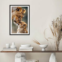 Tableau mural moderne sur toile : Mère lion et jeune lion, impression animalière émouvante, peinture encadrée prête à poser pour la décoration de chambre d'enfant