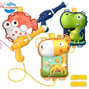 Divertente forma di cartone animato dinosauro carino giraffa pesce pistola ad acqua gioca giocattolo, estate all'aperto ultimi bambini zaino in plastica pistola ad acqua - Product Image 1