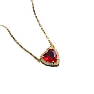 Collana Trendy in Rame con Ciondolo a Forma di Spada e Cuore Rosso, Set di Due Pezzi, Micro-incastonatura di Zirconi, Design a Cuore Impilato, Placcato Oro 18K - Product Image 5