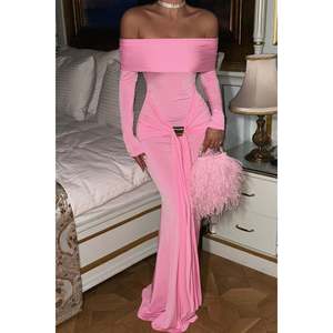 Vestido de Fiesta Largo de Lujo Rosa con Corte en A, Cuello Alto, Estilo Imperio Elegante, con Volantes, Drapeado, Pedrería, Perlas, Flores y Plumas - Product Image 4