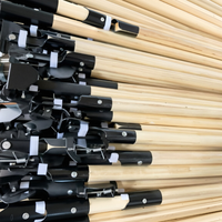 Manche de balai à poussière en bois avec pince en métal noir - Compatible universel pour balais plats et tampons de sol, durable et facile à remplacer