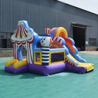 Château gonflable commercial sur le thème du cirque avec toboggan, tente de cirque et design de clown pour location de fêtes d'enfants