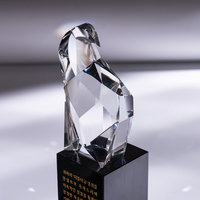 Trophée moderne en cristal K9 abstrait avec design à facettes, base noire, gravure personnalisée pour récompense d'entreprise, prix annuel, cadeau