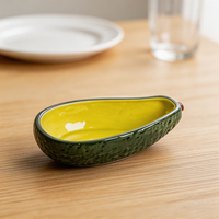 Creatieve geëmbosseerde avocado keramische snack schaal, uniek fruitvormig serveerschaaltje, decoratieve kleine dipschaal voor B2B maatwerk
