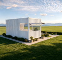 Kiosque Conteneur Modulaire Blanc en Panneaux Sandwich Ondulés avec Fenêtre de Service Rabattable et Porte d'Entrée en Verre, Design Moderne pour Extérieur