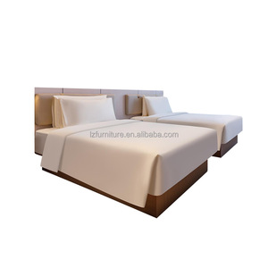 Ensemble de lit d'hôtel à prix d'usine, sur mesure, avec tête de lit intégrée rembourrée en tissu, base en bois, disponible en tailles King, Queen et Simple, et draps inclus - Product Image 2