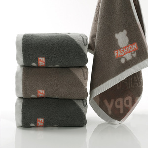 Toalla con diseño de oso bordado de Kim Ryan, 35x75 cm, de algodón puro absorbente para uso doméstico. - Product Image 4