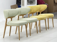 Chaise de salle à manger moderne rembourrée en tissu avec structure et pieds en bois massif, plusieurs options de couleurs pour les restaurants et les cafés