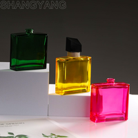 Vente en gros de flacons de parfum modernes et luxueux de 50 ml, carrés plats, couleur originale personnalisée, verre avec bouchon noir et vaporisateur à pompe