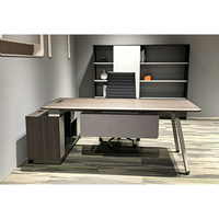 Bureau de direction moderne de luxe avec surface thermoformée en PMMA, résistant à l'usure et imperméable, avec armoire latérale