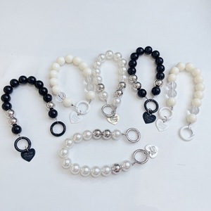 Porte-clés en plastique acrylique Y2K avec perles, bracelet anti-perte, breloque cœur mignon, cordon de téléphone en perles chromées argentées - Product Image 1