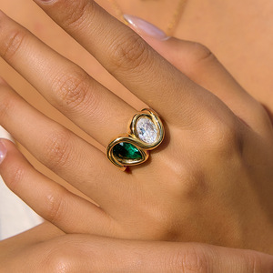 Anillo de Acero Inoxidable Chapado en Oro de 18K para Mujer, con <span class=keywords><strong>Dos</strong></span> Piedras de Circonia Cúbica Verde en Forma de Lágrima, Joyería Moderna y Elegante para Regalo - Product Image 2