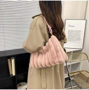 2023 nuove borse soffici da donna di grande capacità di moda borse a tracolla morbide da donna in stile coreano semplice borsa di pelliccia chic all'ingrosso per l'inverno - Product Image 4