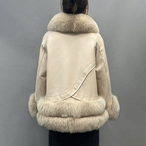 Nouvelle Arrivée Vente en Gros Manteau Court en <span class=keywords><strong>Cuir</strong></span> et Duvet de Canard pour Femme, <span class=keywords><strong>Veste</strong></span> en <span class=keywords><strong>Cuir</strong></span> Véritable Personnalisée avec Vraie Fourrure de Renard - Product Image 2