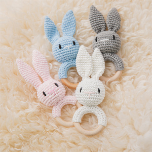 <span class=keywords><strong>Hochet</strong></span> Anneau <span class=keywords><strong>Lapin</strong></span> au Crochet Amigurumi, Anneau de Dentition en <span class=keywords><strong>Bois</strong></span>, Manchon Couleur Assortie, Visage Brodé Fait Main, 4 Couleurs, Jouets Doux pour Bébé - Product Image 3