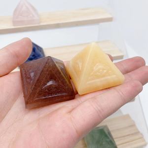 Usine <span class=keywords><strong>pas</strong></span> <span class=keywords><strong>cher</strong></span> prix guérison cristal pierre artisanat sculpté 4 CM pyramides d'énergie pour la décoration de la maison - Product Image 4
