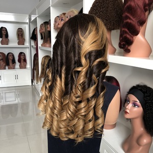 Parrucca riccia a onde tubolari marrone 4/27 a doppia trama, 20 pollici - Product Image 3