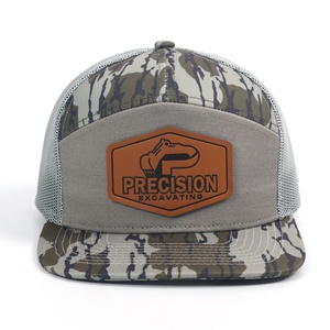 Gorra Trucker de Malla de 7 Paneles con Parche de Cuero Personalizado y Patrón de Camuflaje Bottomland - Product Image 2