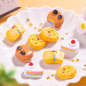 Mignonnes breloques miniatures 3D en résine, imitation biscuits, gâteaux et macarons, pour la création de nourriture miniature, la maison de poupée DIY, les porte-clés et la décoration de slime - Product Image 1